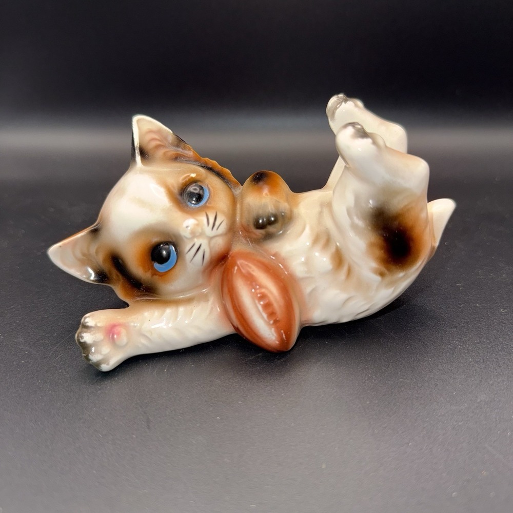 Vintage Ceramic CalicoCat Figure Big Eyes Playing W/Ball Kitten MCM Kitsch Decor
